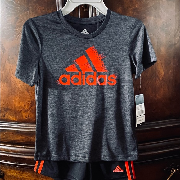 Boys Adidas t-shirt/shorts set - Picture 3 of 4